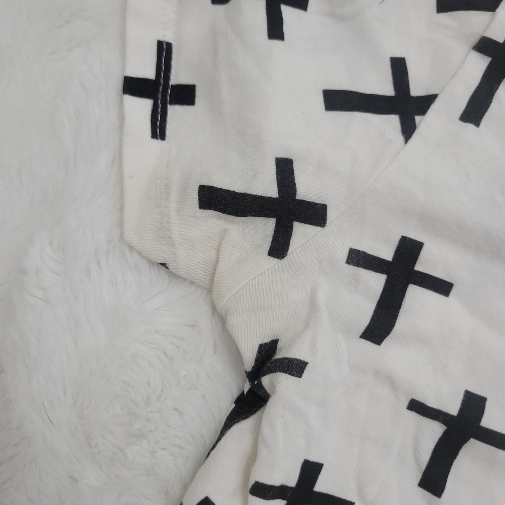 Forever 21 Monochrome Patterned Top - Picture 2 of 5